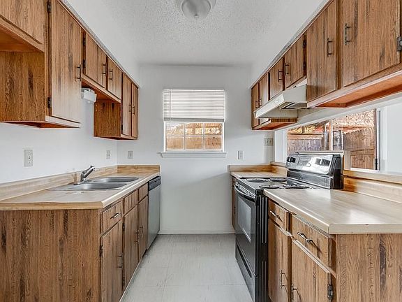 4th image of 55 Brandon Hall Dr APT B