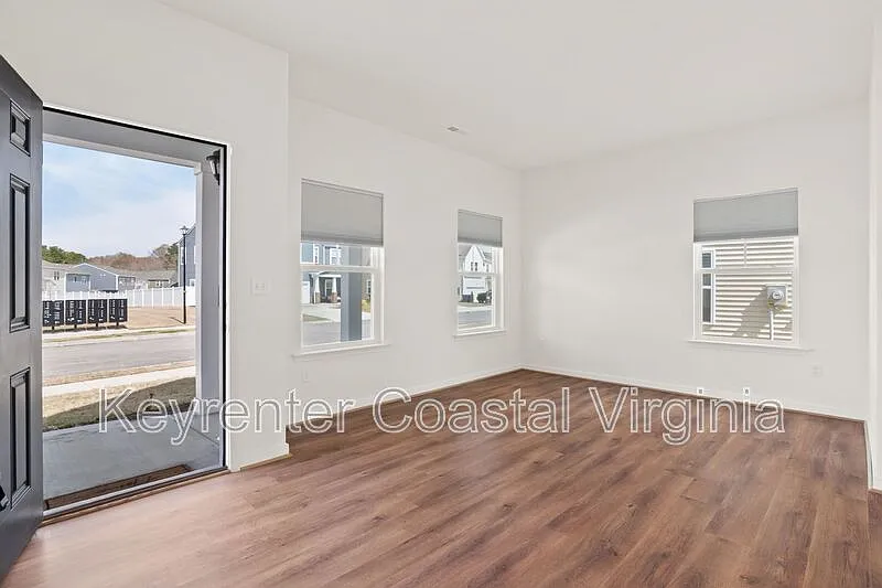Building Photo - 305 Tarn Ct
