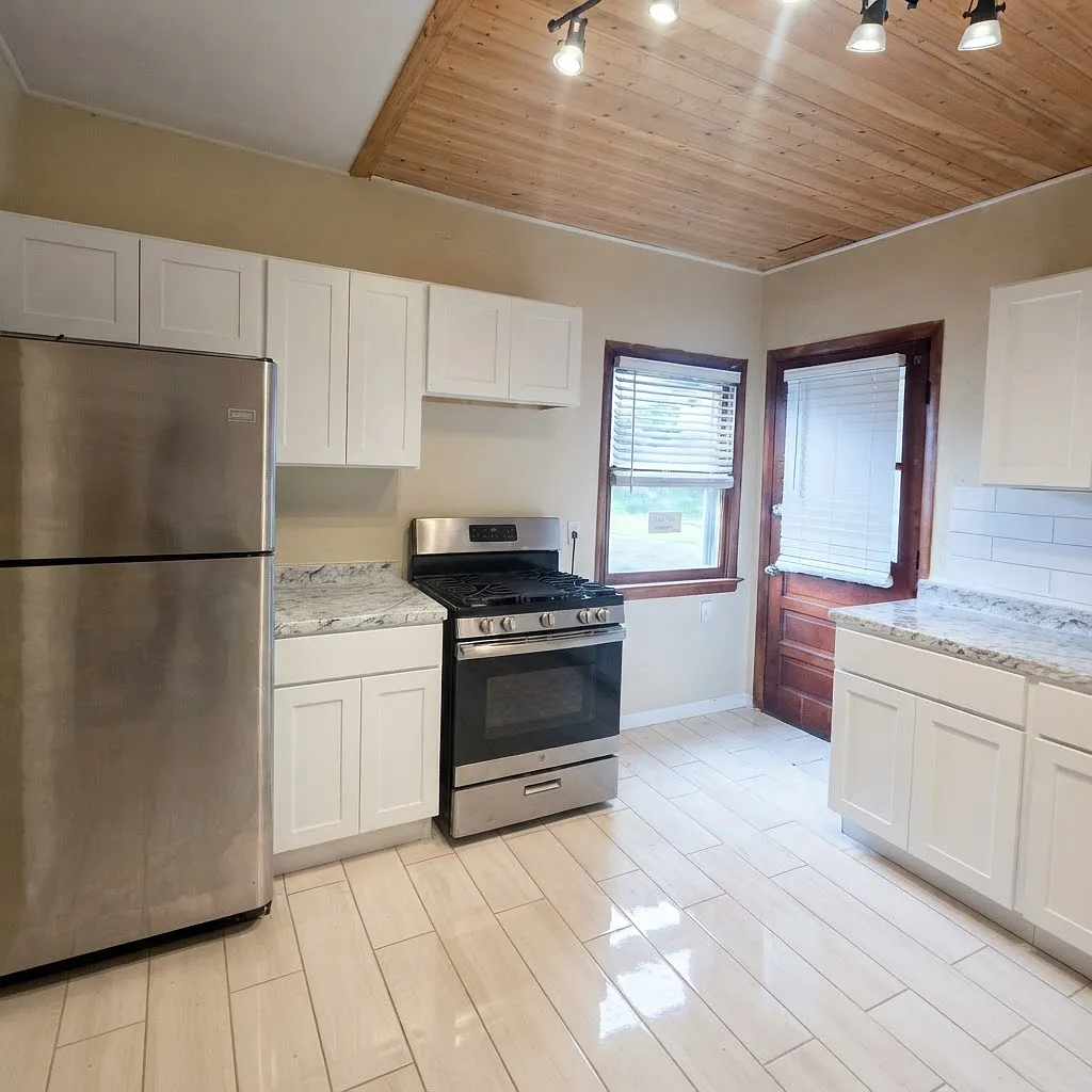 4 bed, 1.5 bath, 2500 sqft, $2,400 — Photo 4