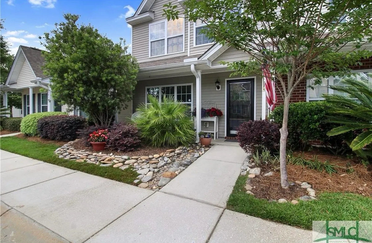 3 bed, 1320 sqft, $2,200 — Photo 1
