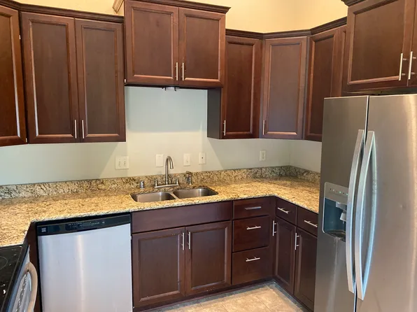 2425 Julianne St, Oconomowoc, WI 53066