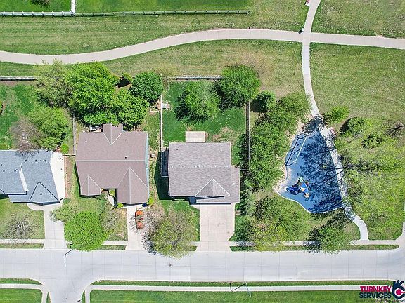 3rd image of 1605 Lakewood Dr