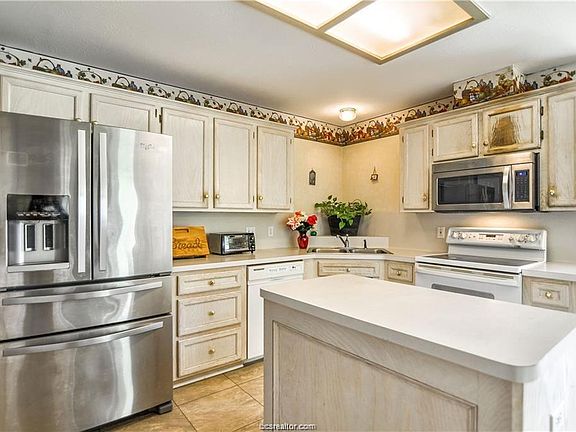 5th image of 606 Brussels Dr