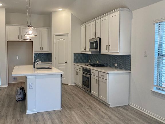 Actual kitchen comes with refrigerator. See the next picture