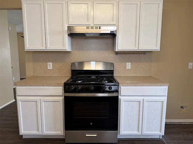 1411 Hallcroft Ln — Photo 6