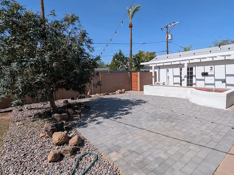 420 W Cheery Lynn Rd — Photo 6