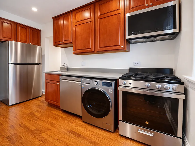 114 Clyde Ave — Photo 3