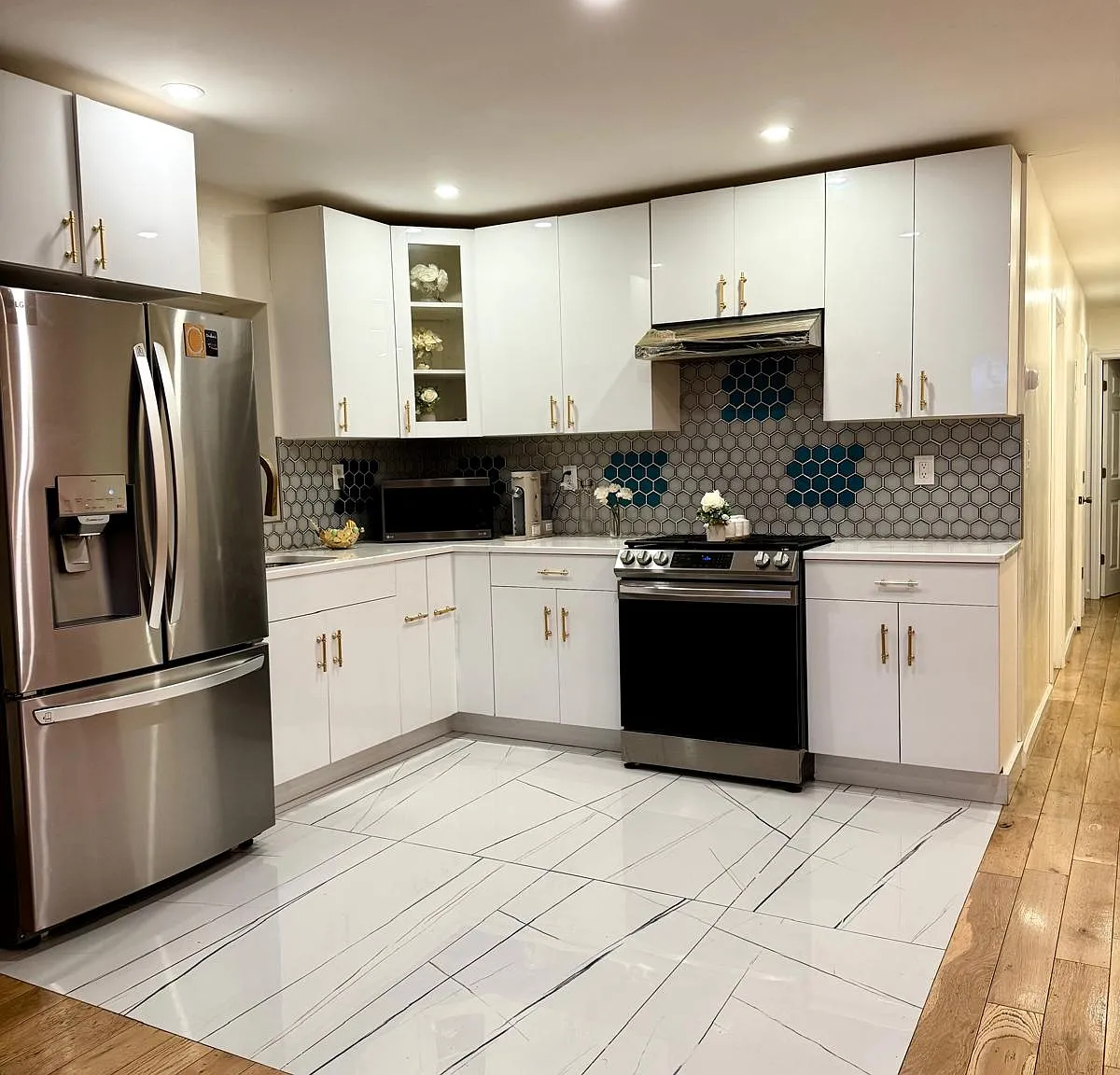 3 bed, 1000 sqft, $3,500 — Photo 2