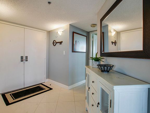 4th image of 600 Ocean Dr APT 5D