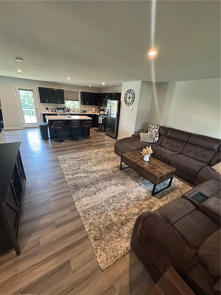 4 bed, 2.5 bath, 1900 sqft, $2,695 — Photo 2