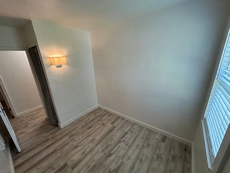 3112 W South Loop Ave — Photo 18