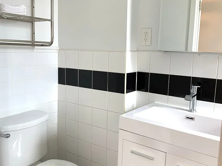 2418 Cambreleng Ave — Photo 3