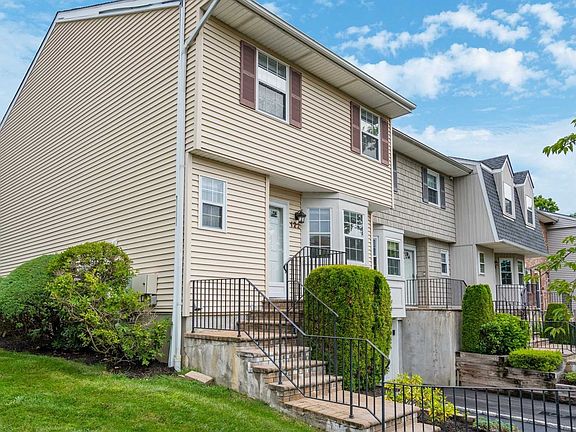 3rd image of 122 Woodlake Dr W