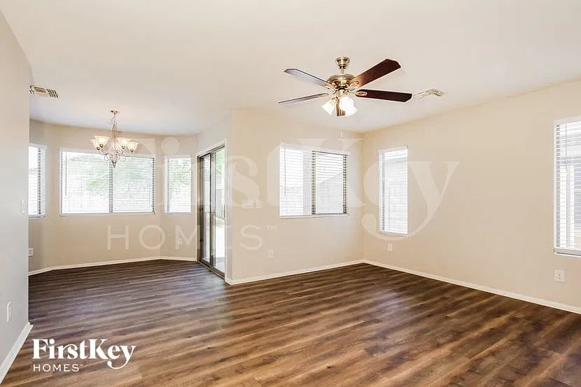 3 bed, 2.0 bath, 1124 sqft, $1,810 — Photo 4