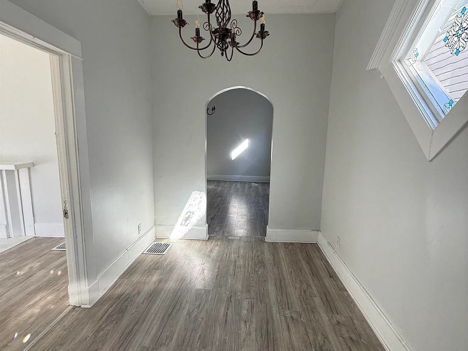 4 bed, 1.0 bath, 2342 sqft, $1,800 — Photo 2