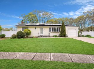 7 Patrician St, Holbrook, NY 11741