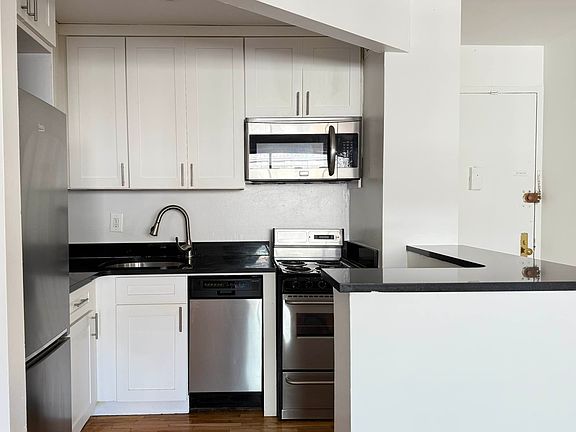 5th image of 309 W 30th St APT 7C
