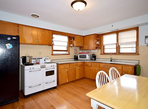 3rd image of 7655 N Harlem Ave