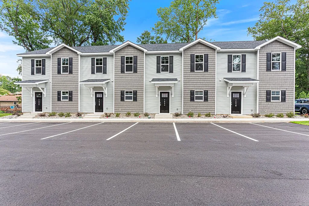 3 bed, 2.5 bath, 1242 sqft, $1,650 — Photo 3
