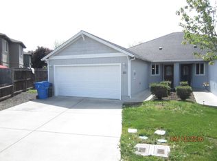 101 Cottonwood Dr, Eagle Point, OR 97524