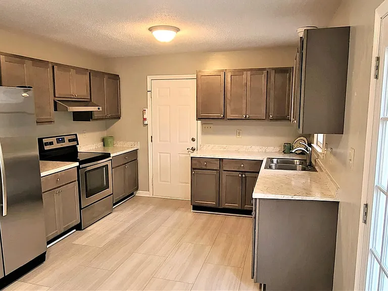 145 York Ct — Photo 2
