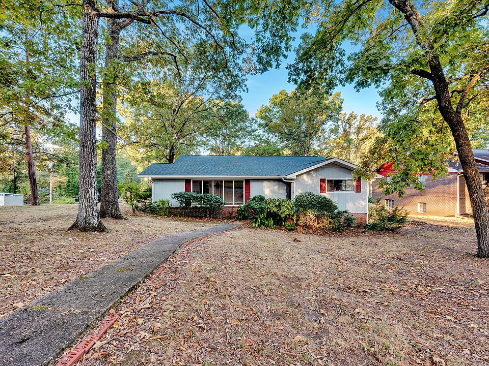 Pretty, Large corner lot