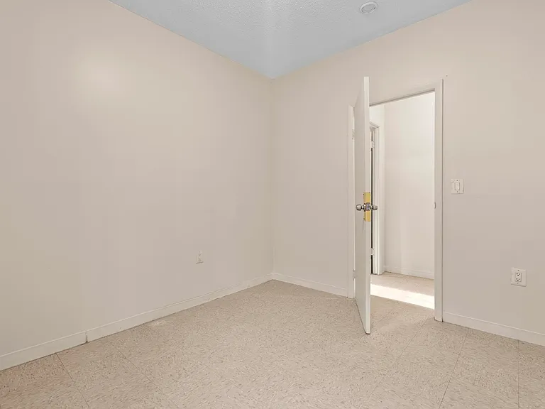 26-28 Lawrence St — Photo 13