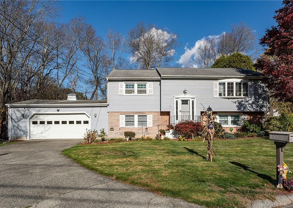 1st image of 13 E Brook Dr