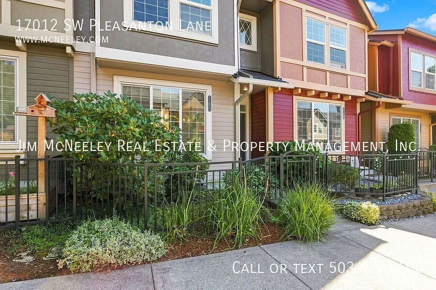 Charming 2BR/2.5BA Townhouse | Move-In Ready! Walking Distance to Max Line! — Photo 3