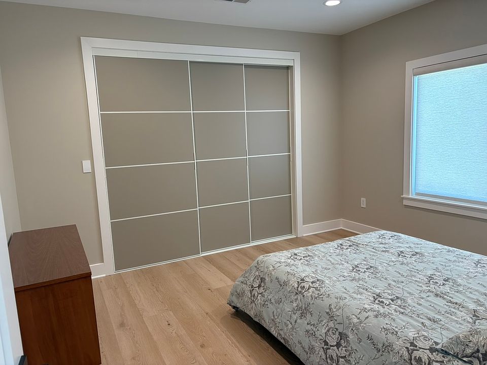 queen size bed in the bedroom