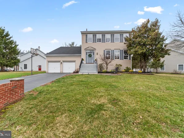 40 Chicory Ln, Pennington, NJ 08534
