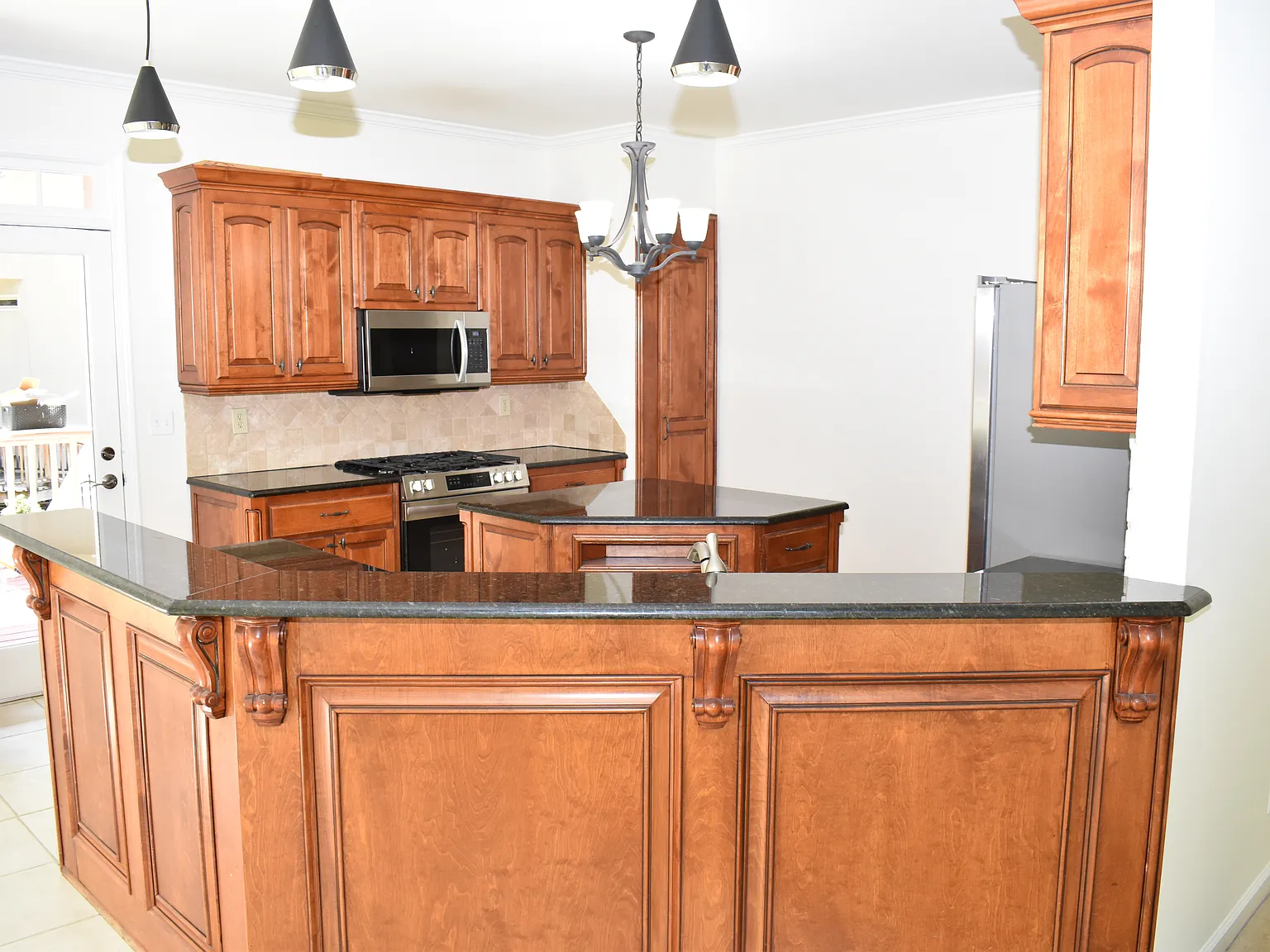 5 bed, 4100 sqft, $3,400 — Photo 2