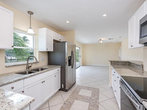 3rd image of 823 Fairlawn Ct