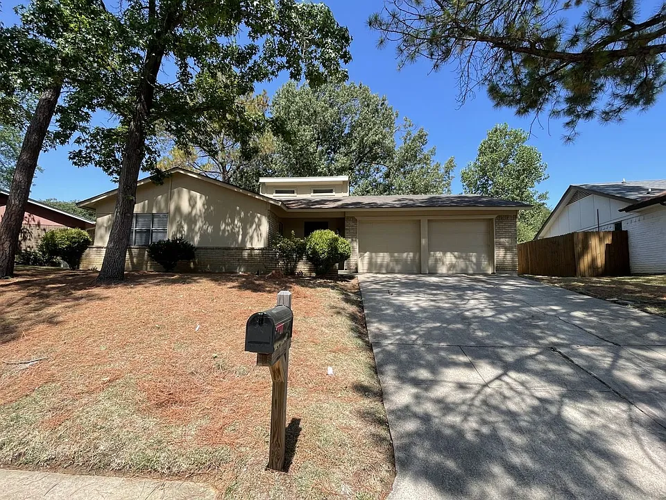 3502 Leighton Dr