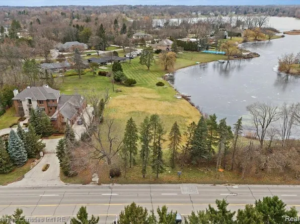 4456 W Maple Rd, Bloomfield Hills, MI 48301