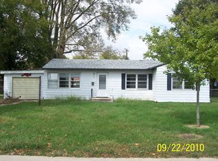 250 Mayfair Dr, Lincoln, IL 62656
