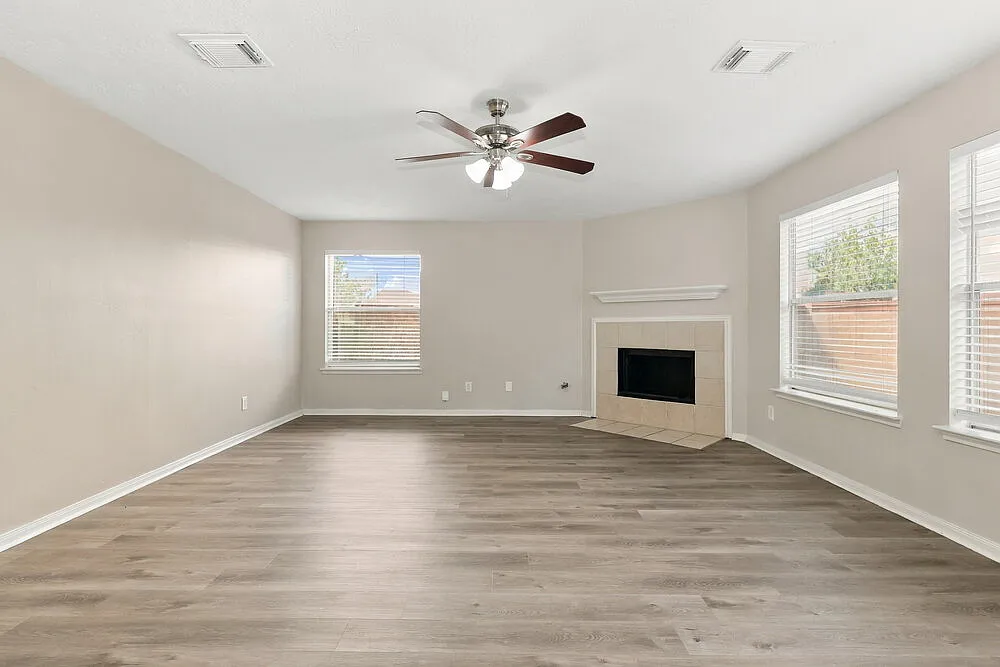 4 bed, 2.5 bath, 2716 sqft, $2,265 — Photo 4
