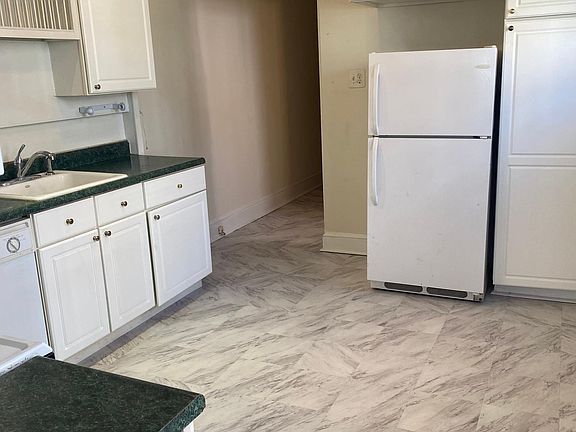 2nd image of 203 Green Ln APT 1