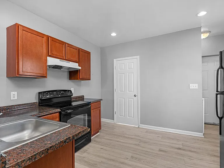 1562 N Woodyear St — Photo 35