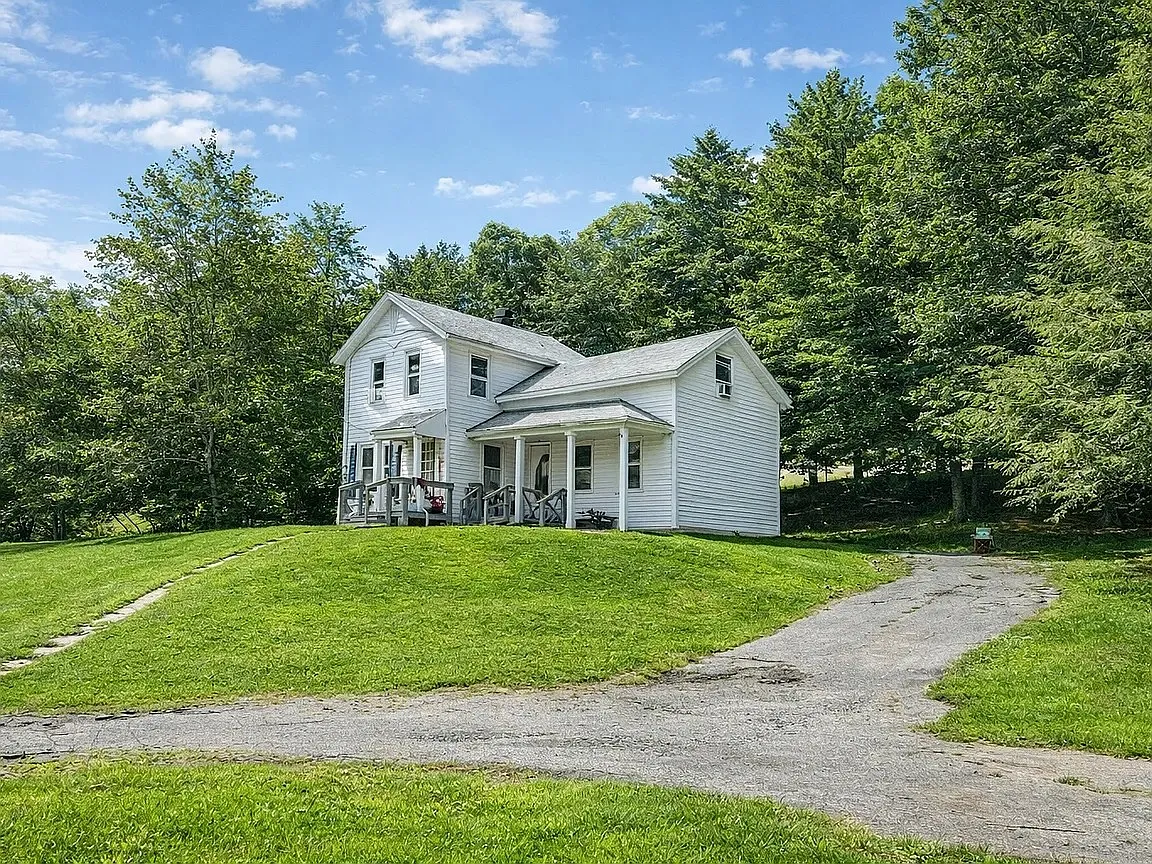 4 bed, $2,200 — Photo 1