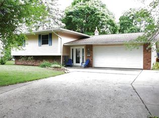 1804 Wilmington Dr, Midland, MI 48642