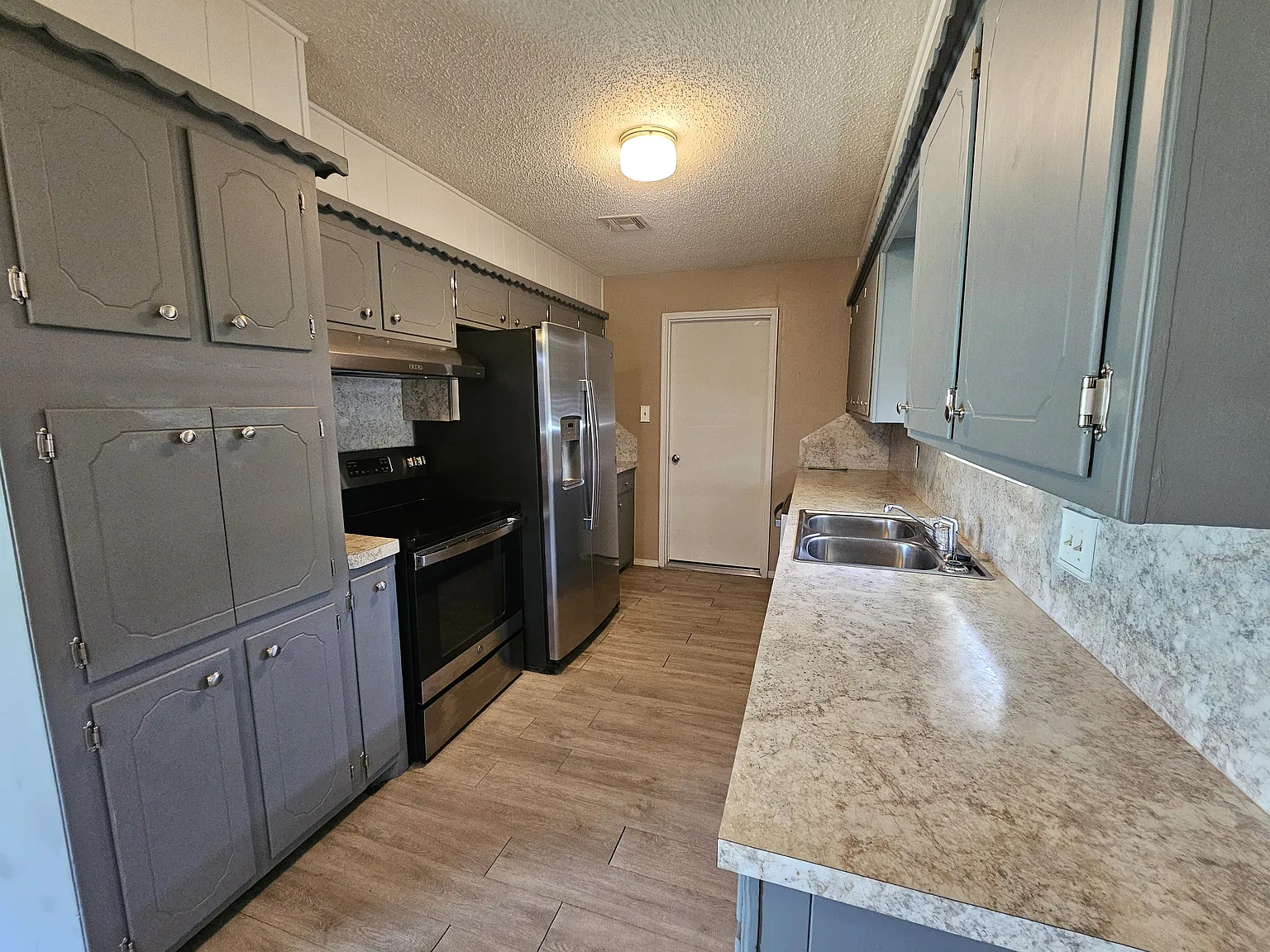 3 bed, 1100 sqft, $1,300 — Photo 4