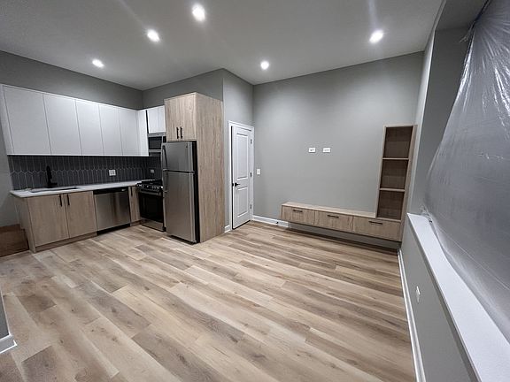 4th image of 5912 N Nashotah Ave #103