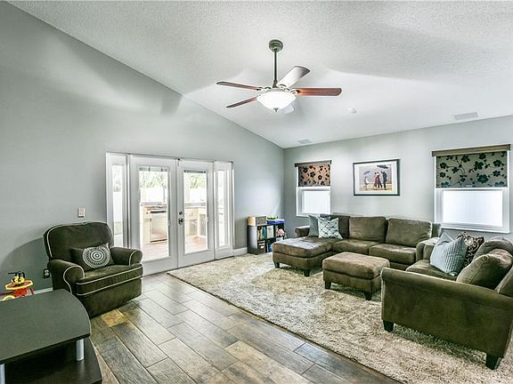 3rd image of 913 N Lake Claire Cir