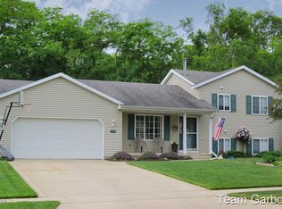 718 Sunbrook Dr SE, Grand Rapids, MI 49508
