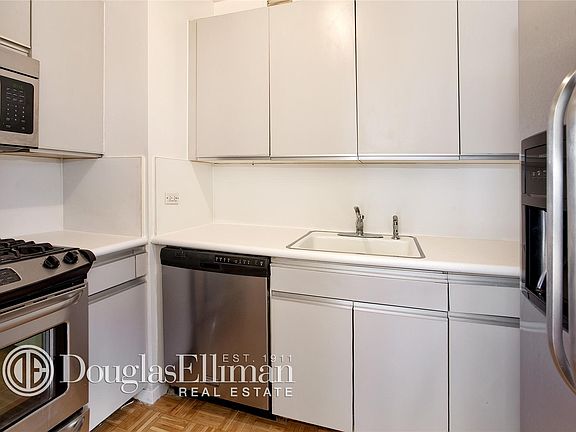 4th image of 200 E 61st St APT 5A