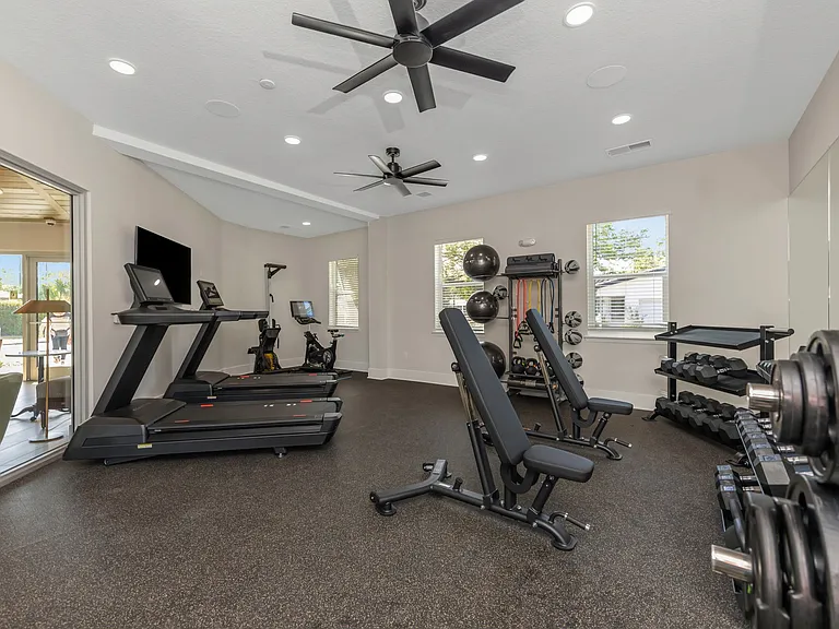 Everest Largo Apartments — Photo 9