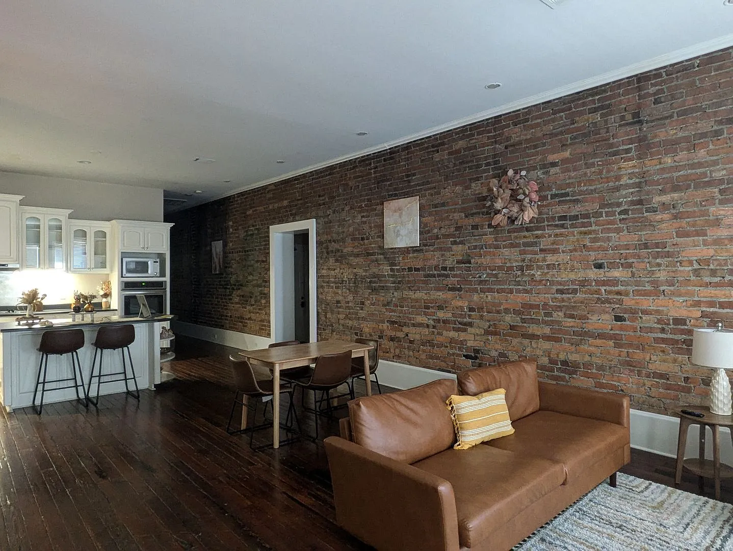 Cute Upstairs Down Town Apartment! — Photo 3