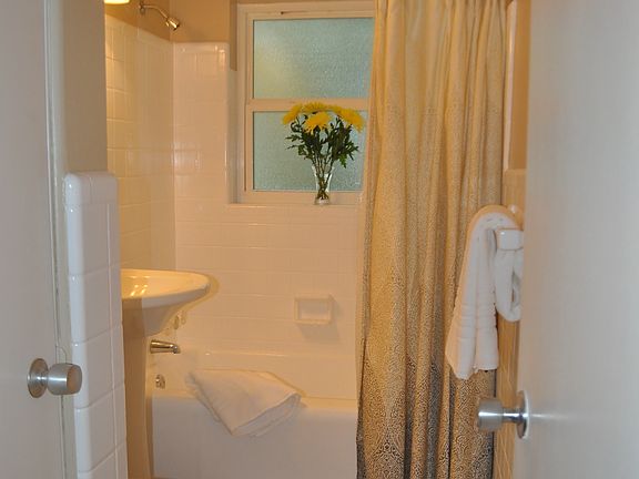 4th image of 200 E Lucerne Cir APT 4