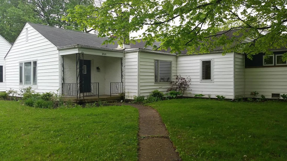 2209 W Parkway Dr photo 1
